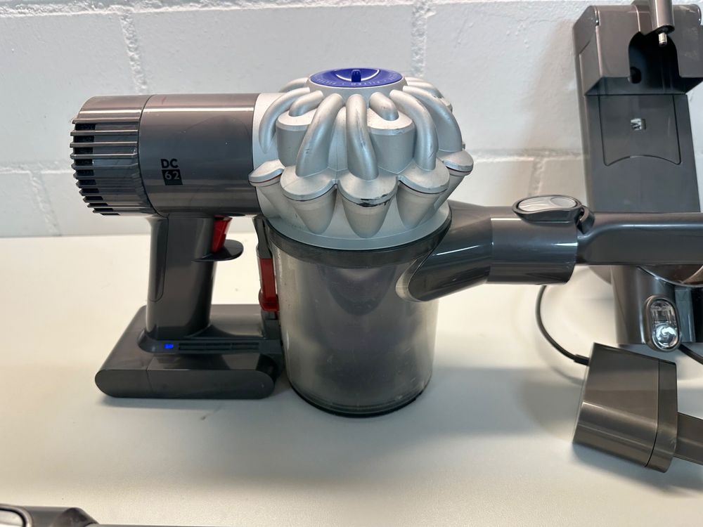 Dyson DC62 mit Zubehör, Akku blinkt (defekt?) Kaufen auf Ricardo