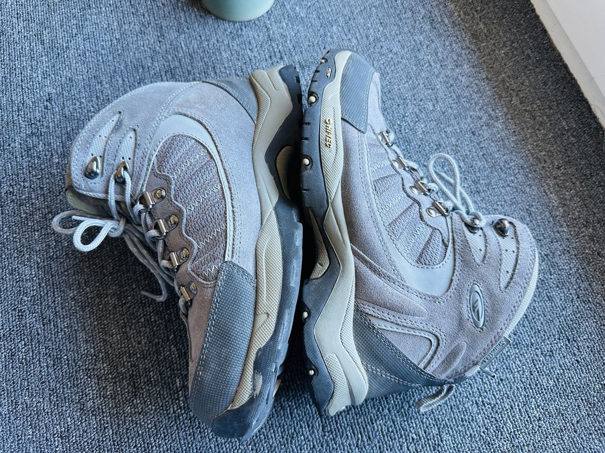 Hi-Tec Scarpe da uomo: HI TEC  boots unisexe taille 40 gris – Usato da Bulle venduto da Zaman66 6