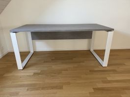 Schreibtisch (170 cm) in Betonoptik mit Steckdose