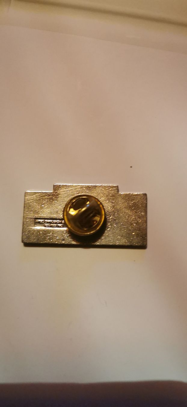 Placchette & Badge: Pin journal 24h – Usato da Genève venduto da vins50 1