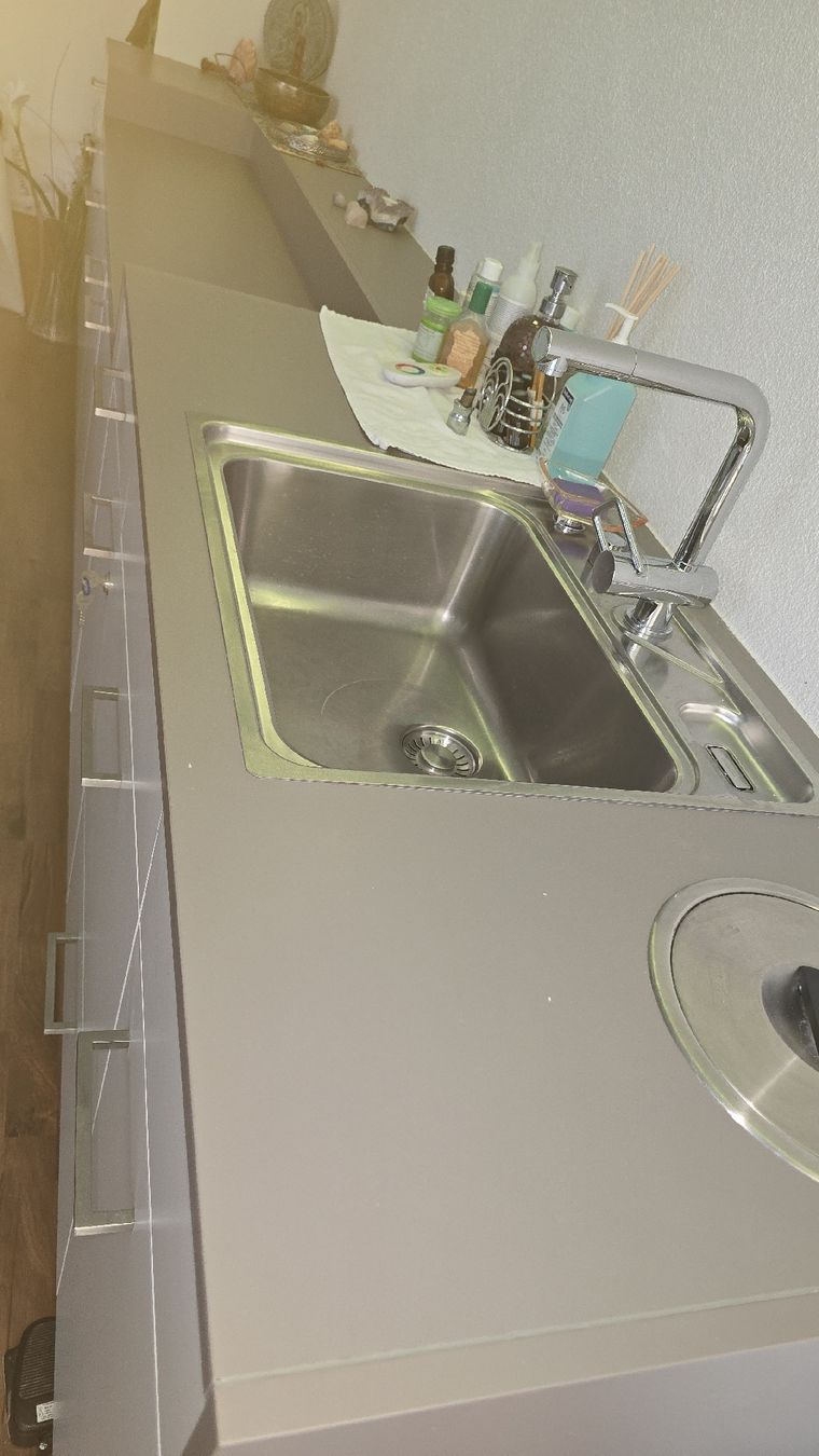 Allestimento di negozi e stand fieristici: Siteboard, Einbaumöbel mit Waschbecken – Usato da Uznach venduto da lindahu 1