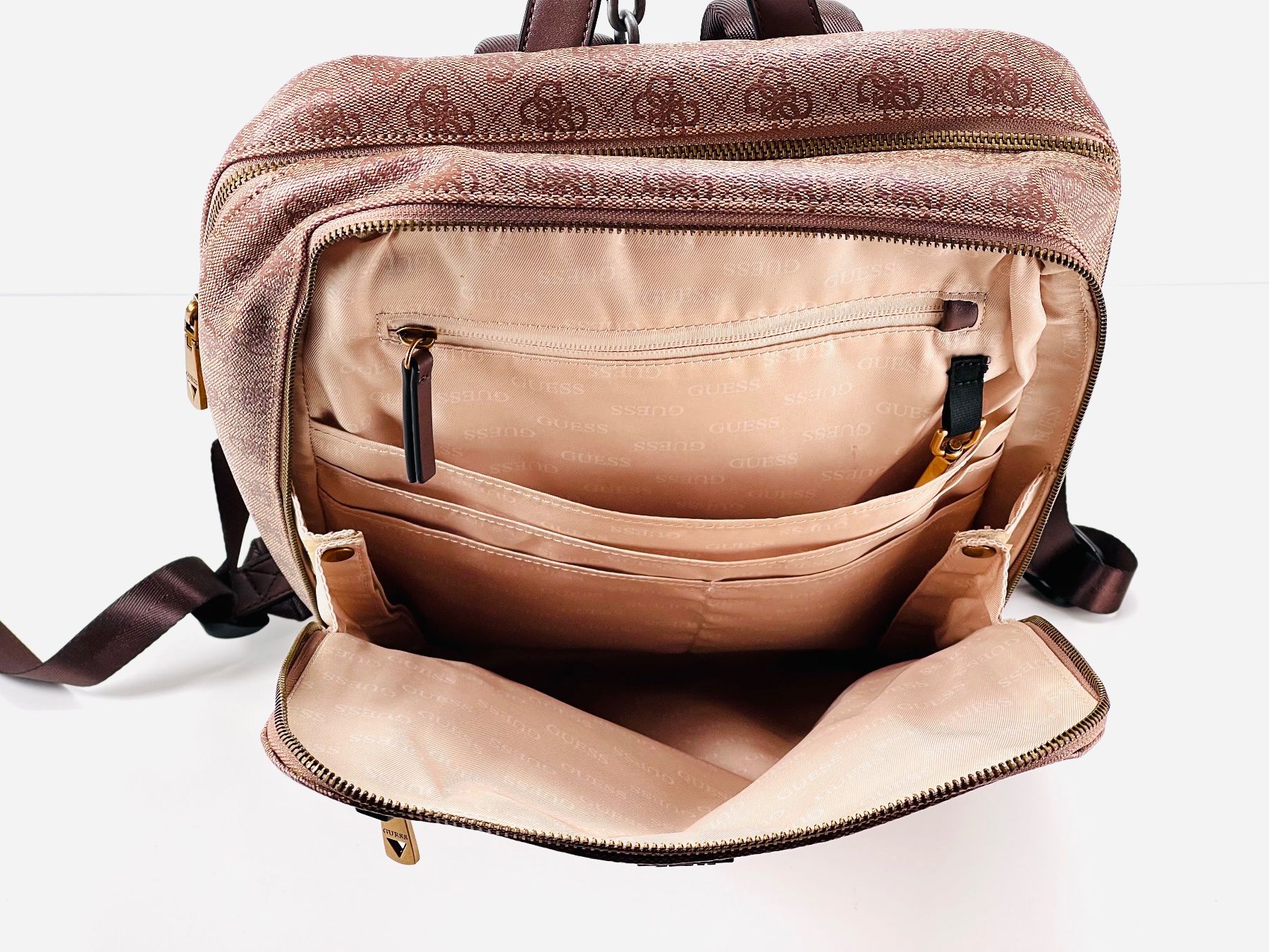 Guess Zaini: GUESS COMPACT SQUARED Rucksack - Beige/Brown Monogramm Print – Usato da Zürich venduto da Arche_Brockenhaus 5