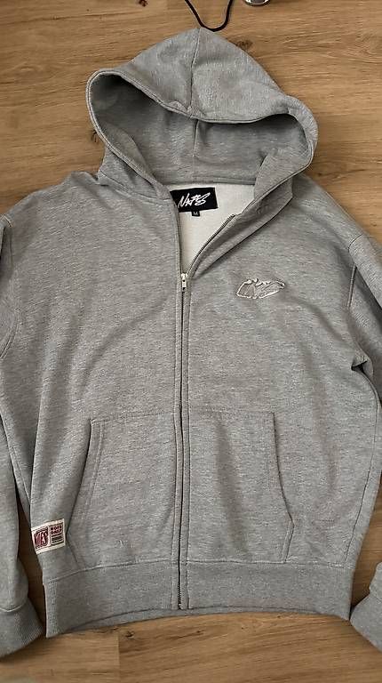 Giacche: NOFS Basic Zipper (grey) – Usato da Neuhausen venduto da agh_g2nd