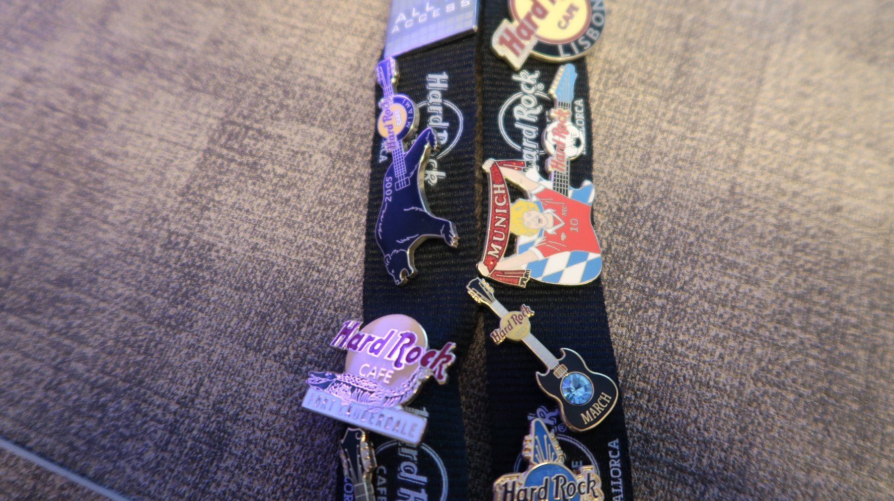Altri gioielli: 13 Hard Rock Cafe Pins mit Laynard – Usato da Winterthur venduto da Rwa 3