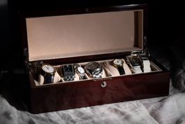 Superbe lot horloger de 7 montres suisses avec coffret laqué