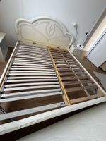 Massives Bettgestell mit Lattenrost, weiss, Landhausstil (52