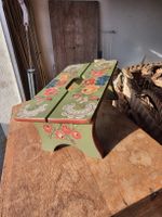 Holzhocker mit Blumenmalerei grün rot guter Zustand