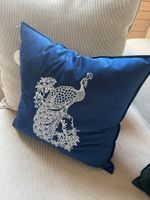 Samt-Zierkissen, Pfau, Boutique Stickerei Meilen