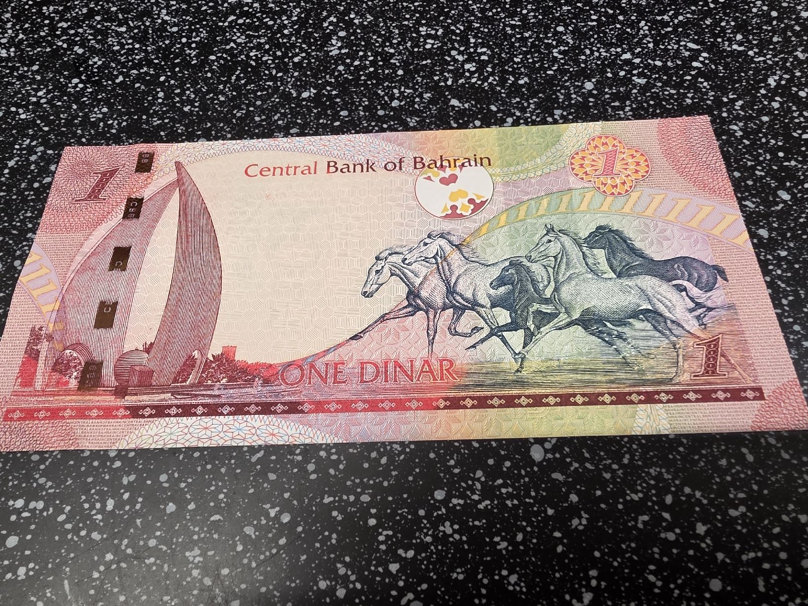 Banknoten: 1 Bahrain Dinar 2014 Banknote  – Neu und originalverpackt aus Herisau von Antiques.AR 1