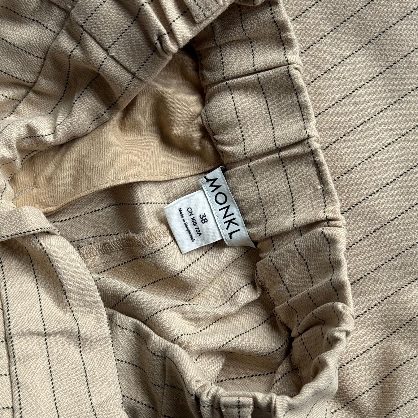 Monki Pantaloni: Cream Slacks with Pinstripes, size 38 – Usato da Effretikon venduto da expiredrice 1