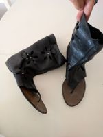 Schwarze Leder Zehensteg-Sandalen 39
