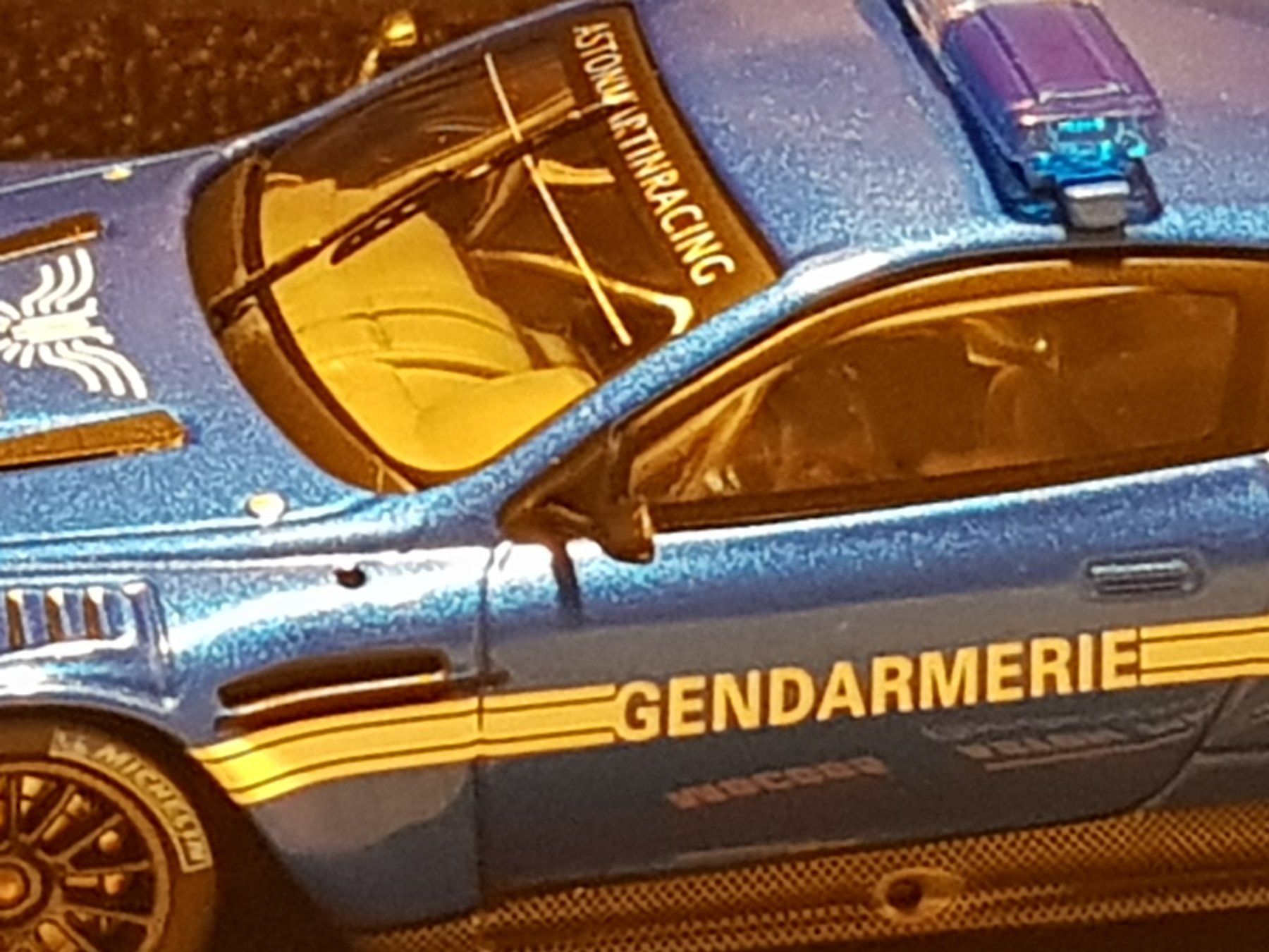 Aston Martin Modellini d'auto: Aston Martin DBR9 Gendarmerie Prototype 2006 – Nuovo e nell'imballaggio originale da Chézard-St-Martin venduto da AlPat-Collections 4