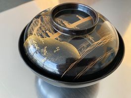 Elegante, dekorative Lackschale mit Deckel, Japan
