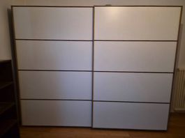 Grande armadio moderno a porte scorrevoli / Kleiderschrank