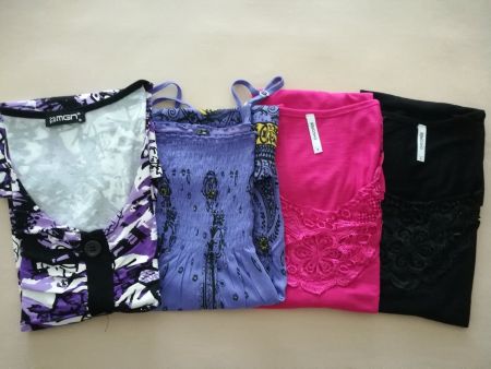 Kleiderpaket mit 4 Shirts/Tops in Gr. S