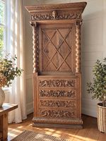 Einzigartiger historischer wunderschöner Schrank