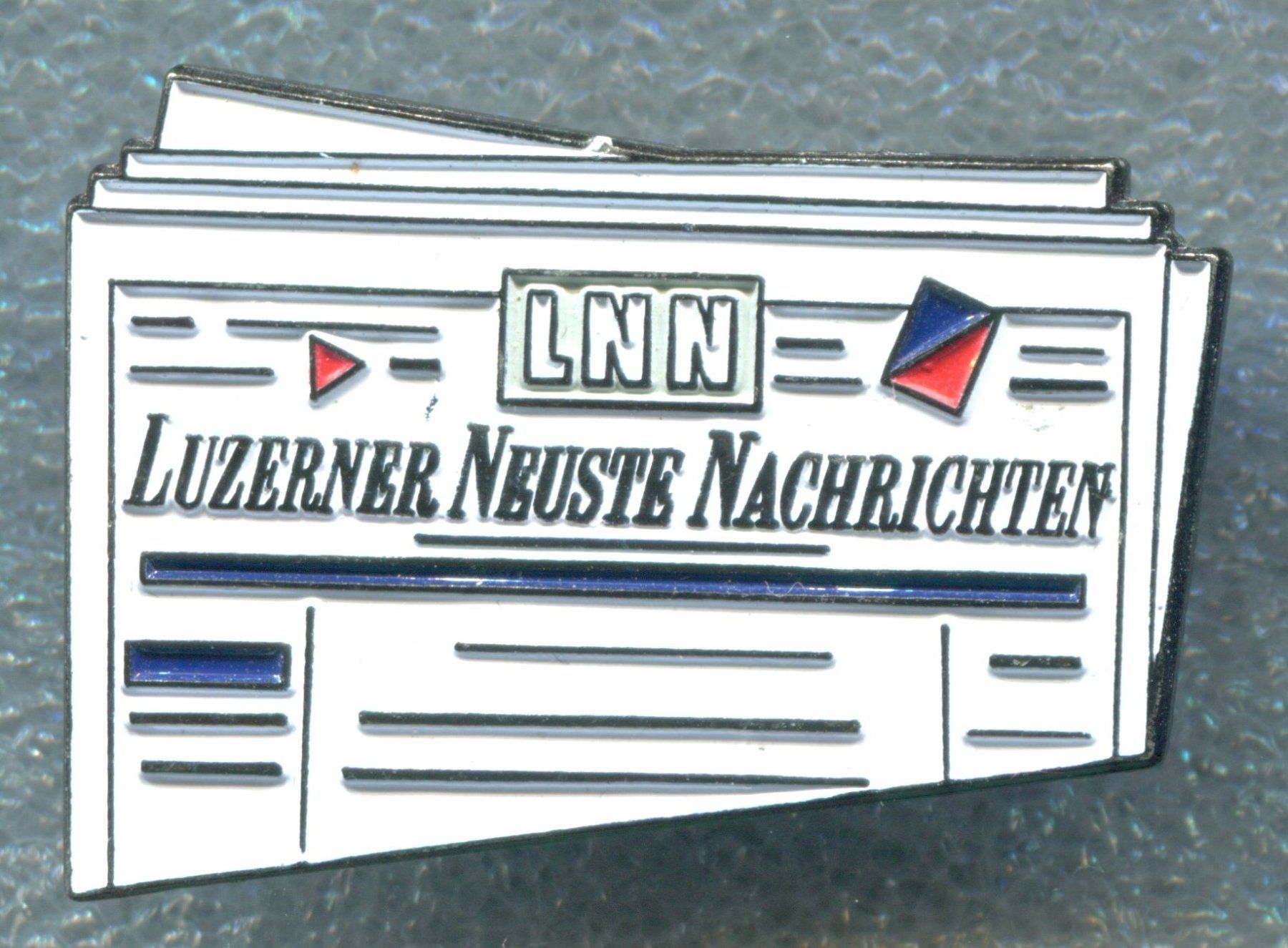 Plaquettes & Badges: LNN  Luzerner Neue Nachrichten – D'occasion à Winterthur par Sammleroase