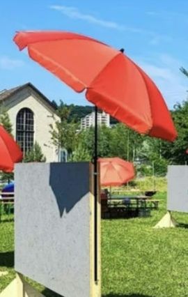 Ombrelloni: Sonnenschirm rot, einmal benutzt, vom Landi – Nuovo (secondo la descrizione) da Winterthur venduto da leovale