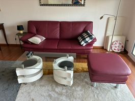 Salontisch aus Holz mit Glasplatte inkl. zwei Hocker