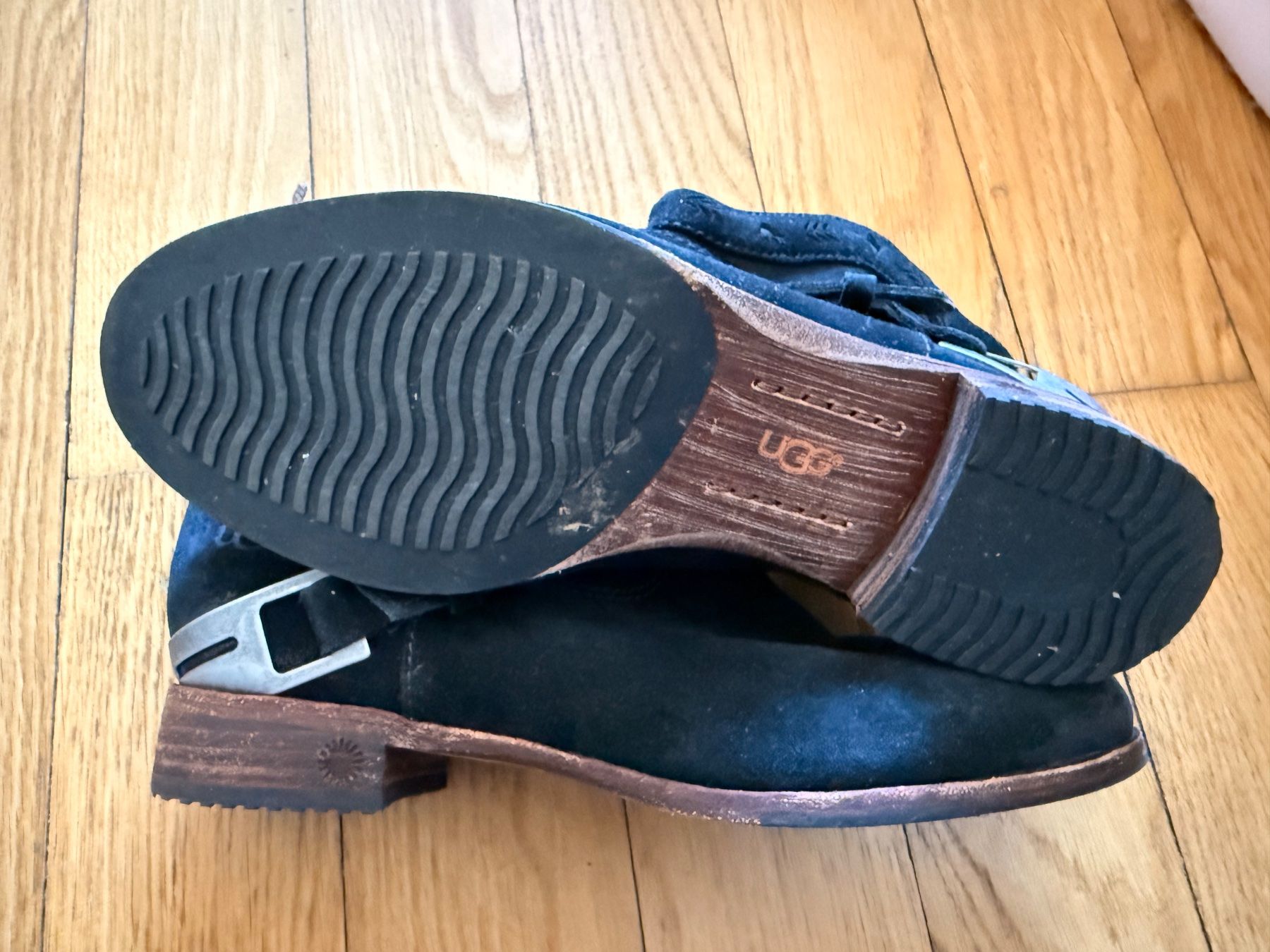 Ugg Scarpe da donna: Bottines UGG Noires en Daim - Taille 37 - Neuves! – Nuovo (secondo la descrizione) da Lausanne venduto da cat_656q 1