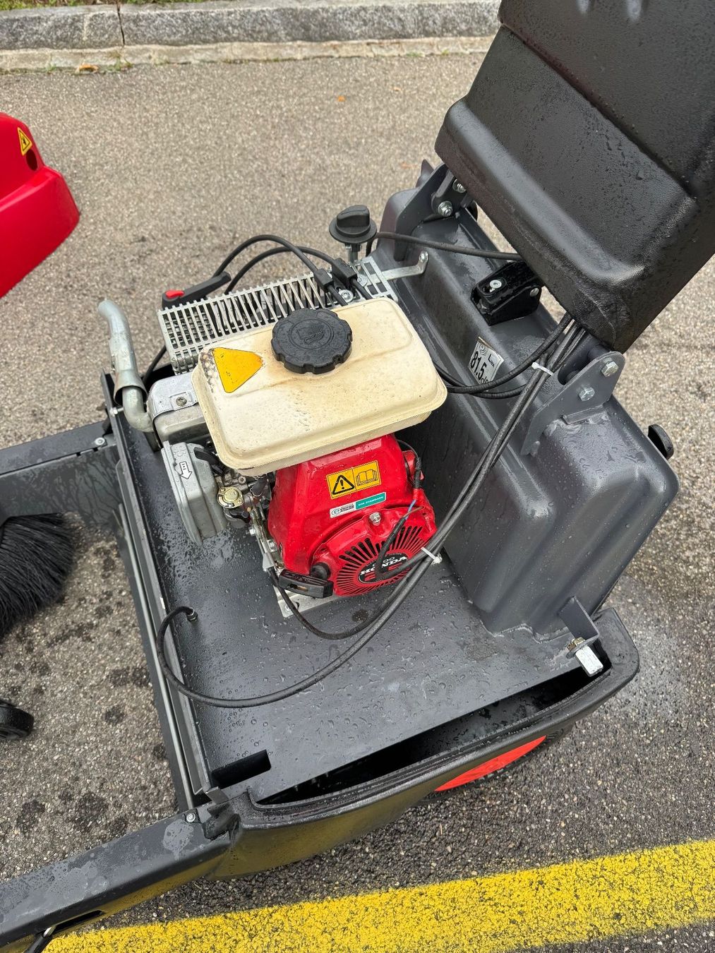 Tutte le macchine: Kehrmaschine mit Benzinmotor – Difettoso da Zäziwil venduto da Motorgeraete 5