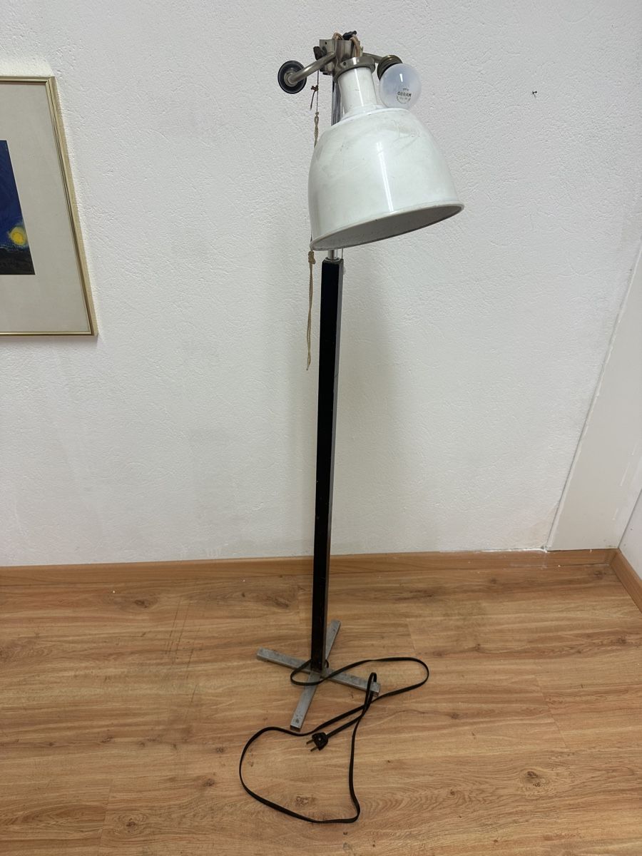 Lampen: Stehlampe weiss Metall, defekt, mit Kabel – Gebraucht aus Zürich von mywave 2