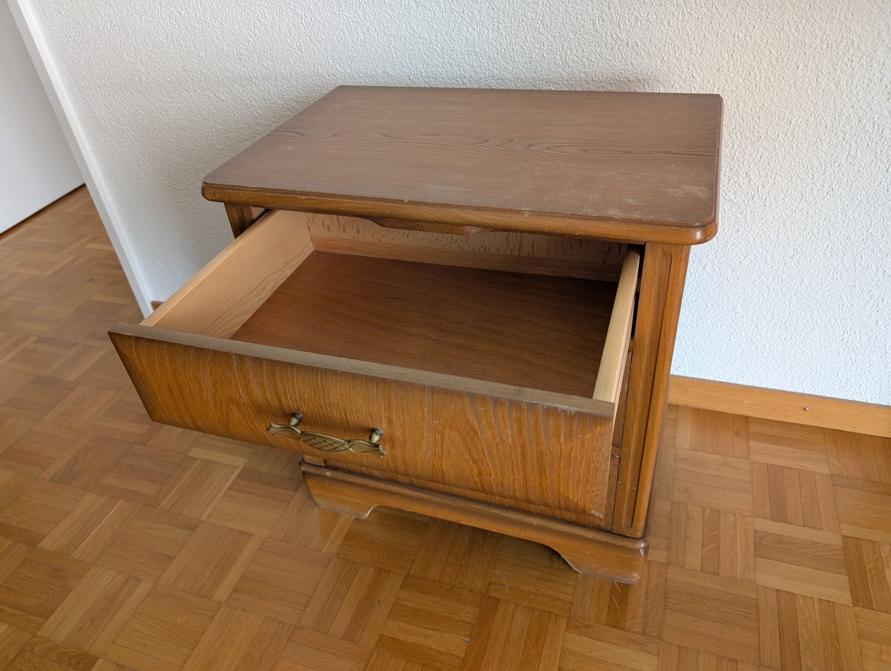 Cassettiere: Massivholz Kommode / Nachttisch mit Klappe | solide – Usato da Cham venduto da aaron_pina 2