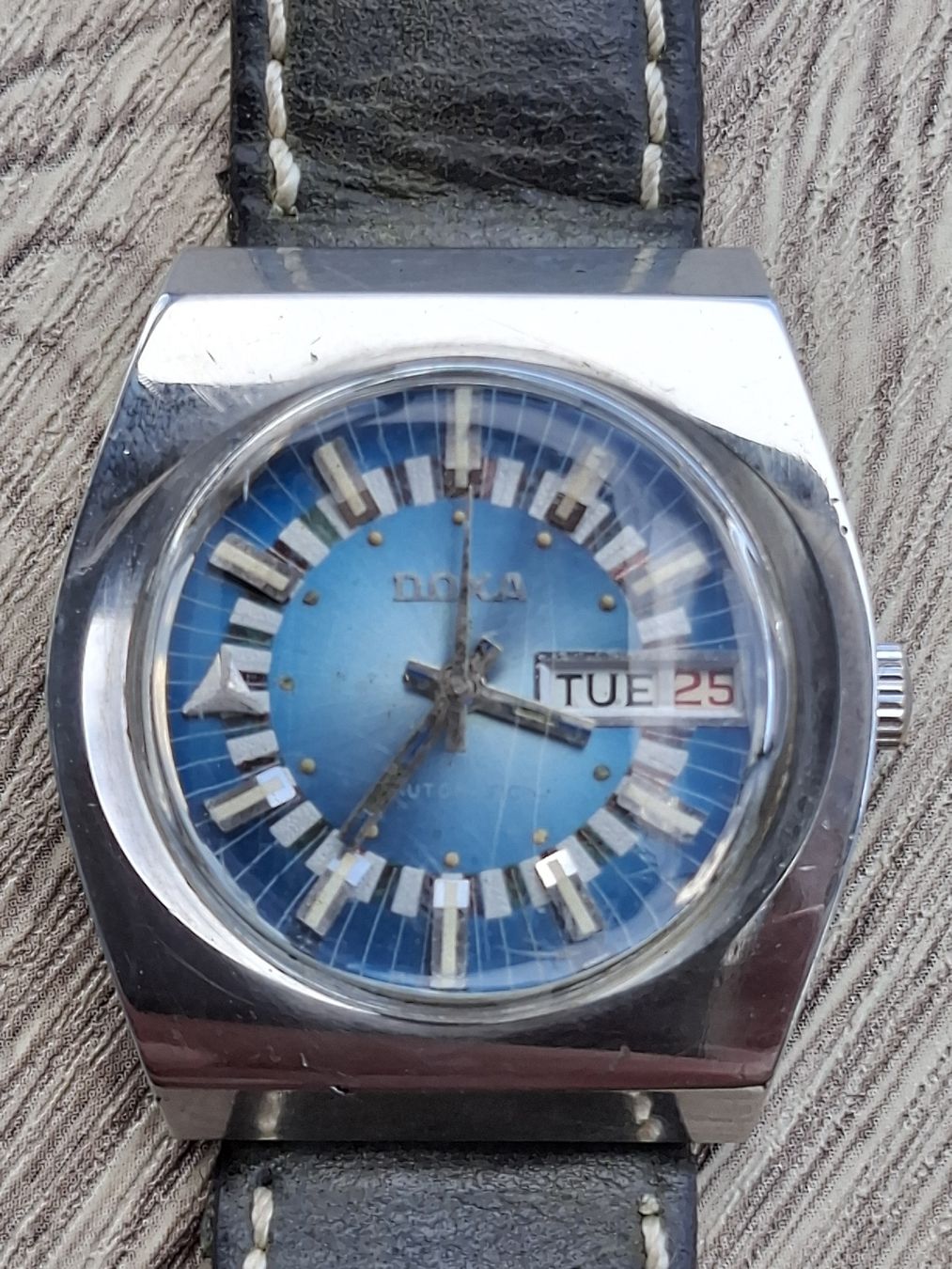 Doxa Orologi: Doxa "Tank" striking blue gradient sunburst dial.D/D Auto. – Usato da St-Cergue venduto da gar_x2b7 1