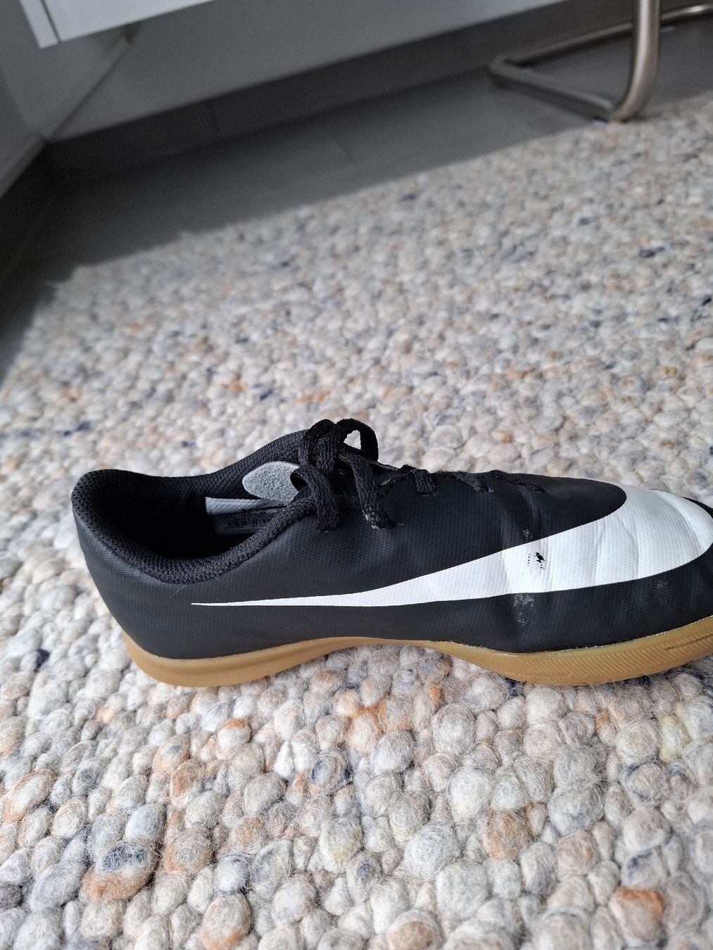 Nike Scarpe per ragazzi: Nike Hallenschuhe schwarz Grösse 36 gebraucht! – Usato da Dörflingen venduto da Sander 3