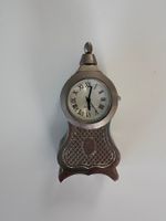 Charmante petite horloge de table, décorative et vintage.