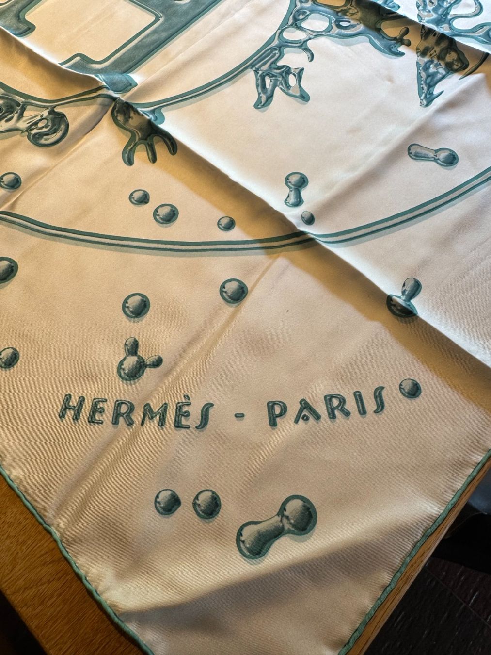 Hermès Foulard & Sciarpe: Authentic Vif Argent HERMES Silk Scarf – Usato da Grund b. Gstaad venduto da ReLuxe 2