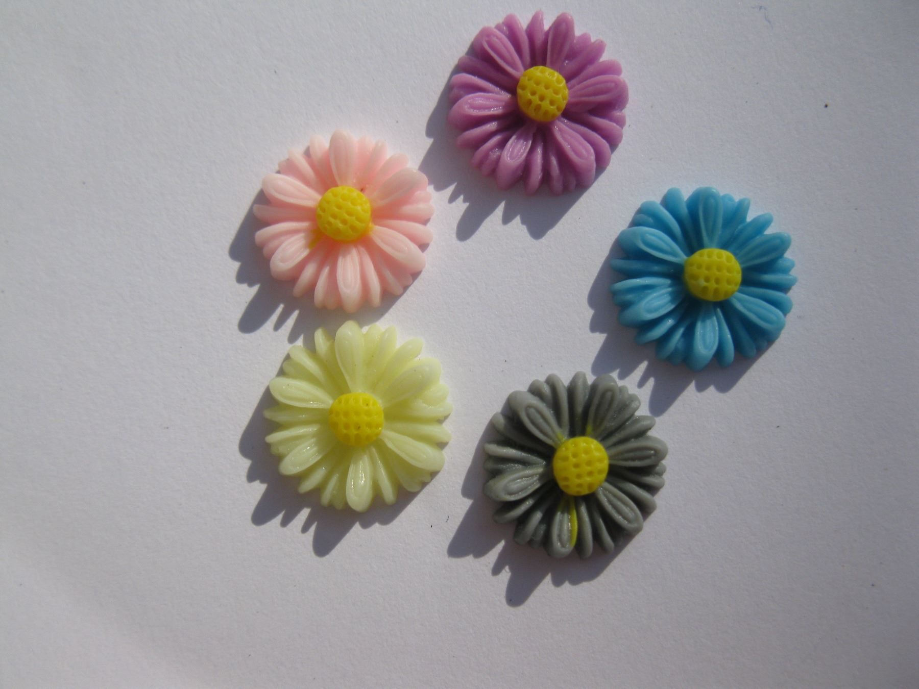 Alle Dekorationen: 10 Deko Blumen Relief, 13mm, Mix – Neu und originalverpackt aus St. Margarethen TG von LuanaKa 1