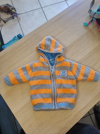 Warme Baby Strickjacke mit Kapuze, Grösse 56