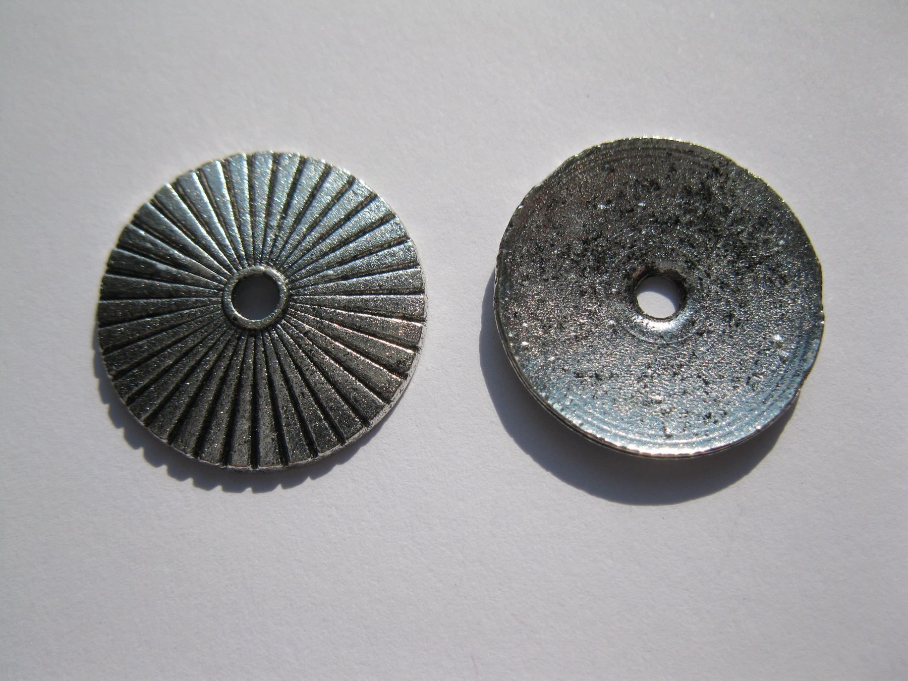 Perlen (unechte): 6 Metallperlen, Zwischenperle Scheibe, 19mm – Neu und originalverpackt aus St. Margarethen TG von LuanaKa 2