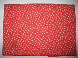 Baumwollstoff rot mit kleinen weissen Blümchen