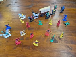 Indianer und Cowboys mit Planwagen