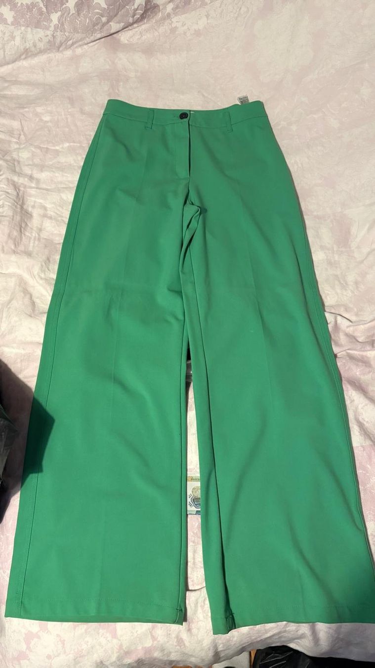 Bershka Pantaloni: Anzugshose Grün – Usato da Thalwil venduto da Corinne7