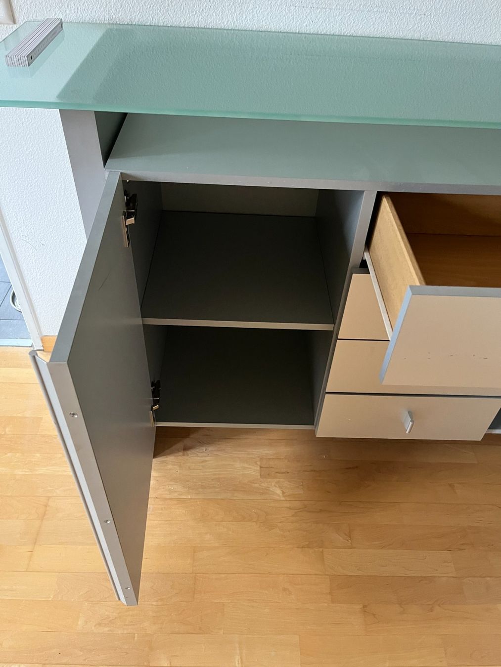 Cassettiere: Kommode mit Glasplatte, 4 Schulden, 2 Türen, Farbe Silber... – Usato da Hinterkappelen venduto da rum_y52q 2