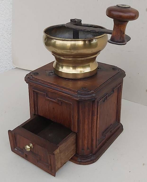Macchine per caffè & Macchine per espresso: Super seltene Kaffeemühle um 1800 Eiche geschnitzt – Usato da Frasnacht venduto da Carawill 1