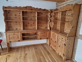 Schlafzimmerregal Arve zu Bett mit Stauraum