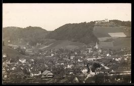 AK Oberburg, Ortsansicht mit Gebäude auf dem Berg
