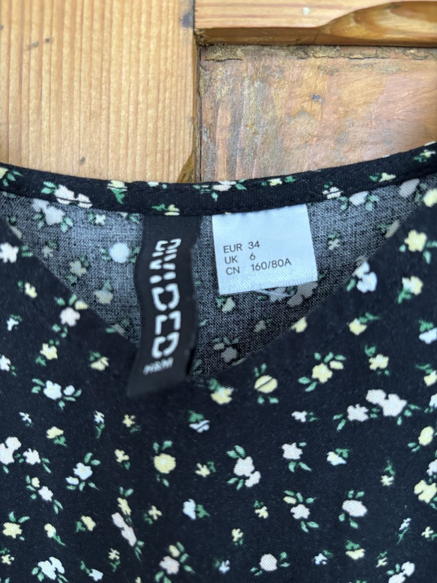 H&M Tute: Blumen-Jumpsuit – Usato da Solothurn venduto da skillsine 2