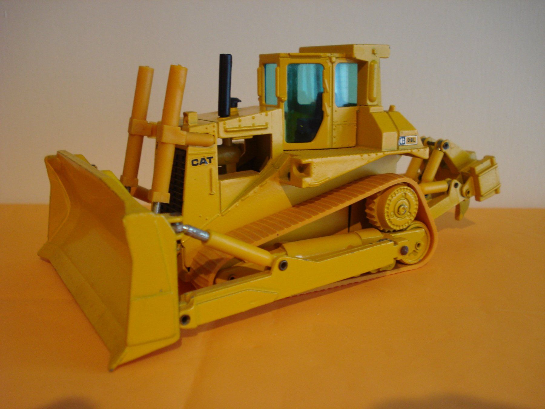 Caterpillar Modellbausätze & Standmodelle: CAT D 8 L Kettendozer – Gebraucht aus Mitlödi von worker04
