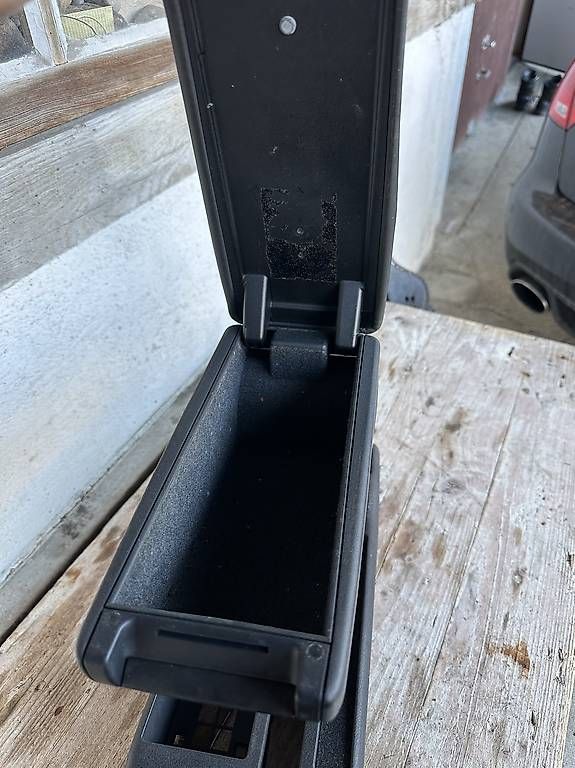 Tutti pezzi di ricambio auto: Armlehne Audi S4 B5 – Usato da Madetswil venduto da maucad 2