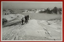 Frohnalpstock mit Mythen, belebt,Skifahrer, Gasthaus-Stempel