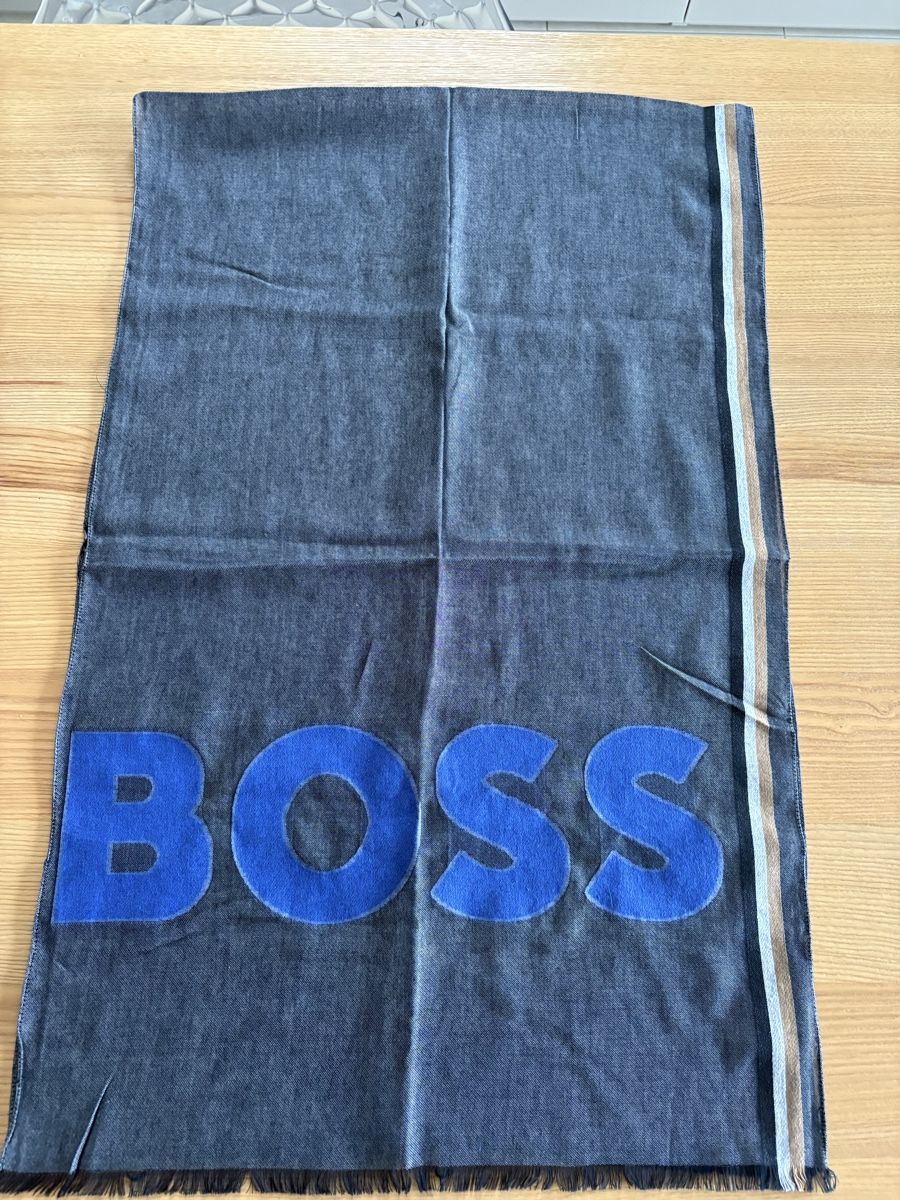 Hugo Boss Sciarpe: Nuova sciarpa Hugo Boss – Nuovo e nell'imballaggio originale da Davesco-Soragno venduto da dvf_7h6d
