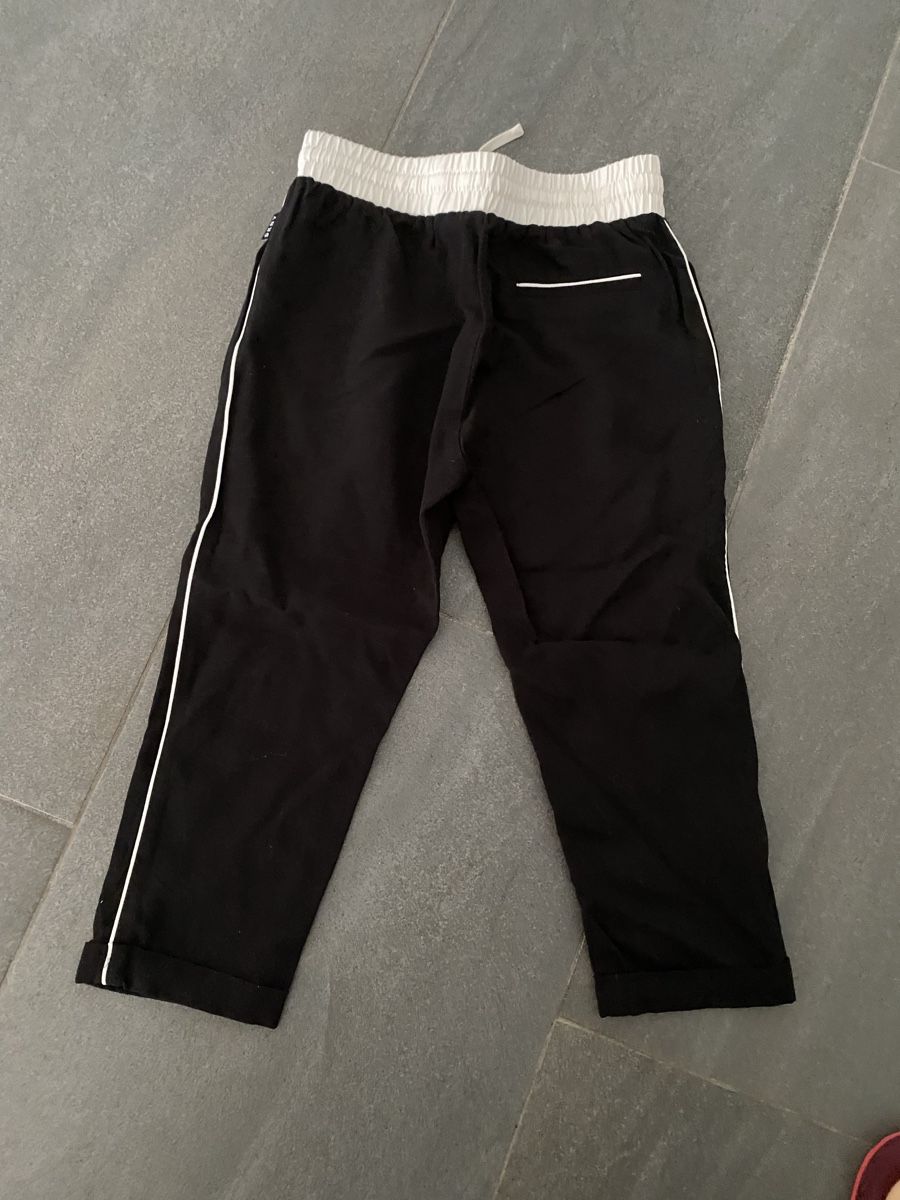 DKNY Pantaloni: Pantalon DKNY noir 3/4 taille 4 ans. – Usato da Grenchen venduto da O.r.i.g. 1