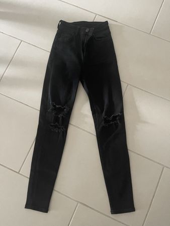 Bershka High-Waist Jeans Schwarz Gr 34