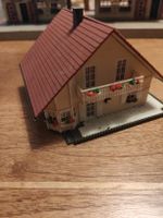 Modellhaus mit Balkon, detailliert, ideal für Modellbahn