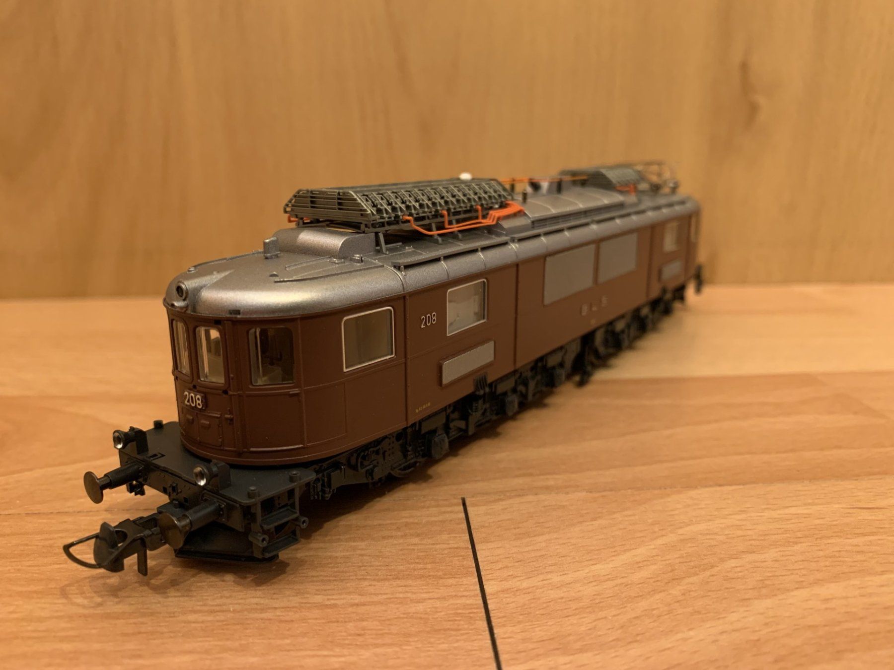 Roco Modellini di ferrovie: Roco BLS Ae 6/8 208 DC mit Schnittstelle – Usato da Därligen venduto da Schiestl9 2
